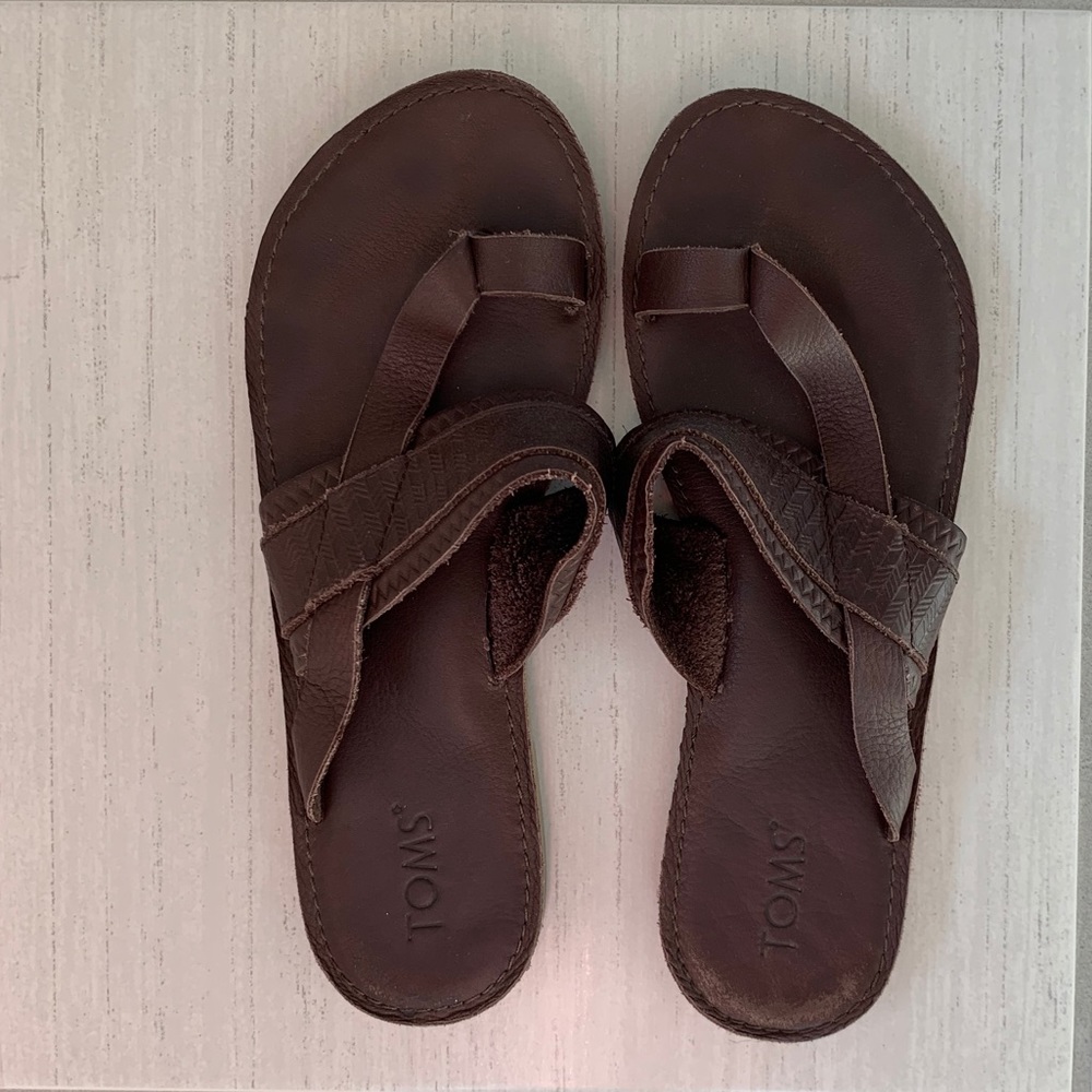 Mahogany Leather Women’s TOMS Sandals Size 10